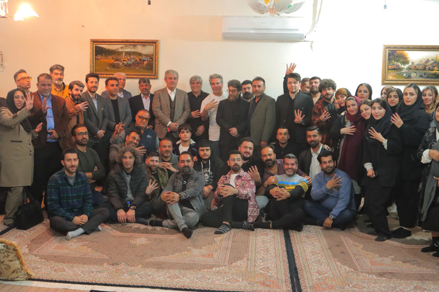 نشست هنرمندان با تاج گردون