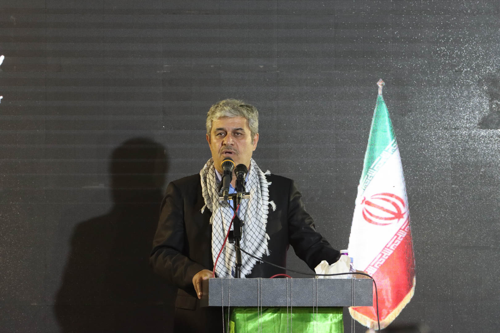 تاجگردون در جمع صمیمی خانواده‌های معظم شهدا و ایثارگران